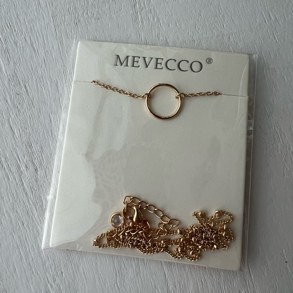 Gold circle necklace